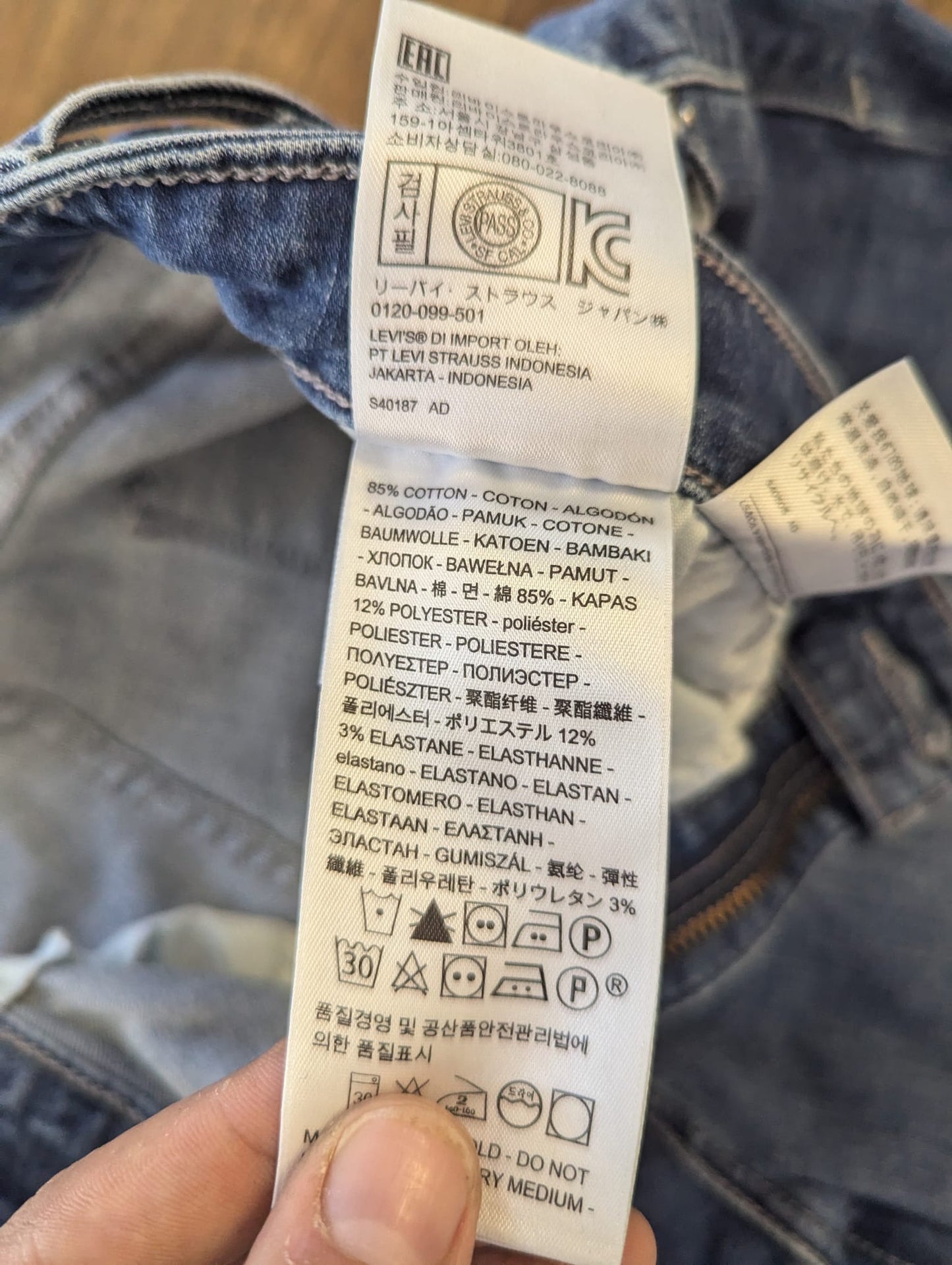 Le pantalon classique Levi's mesure une taille skinny